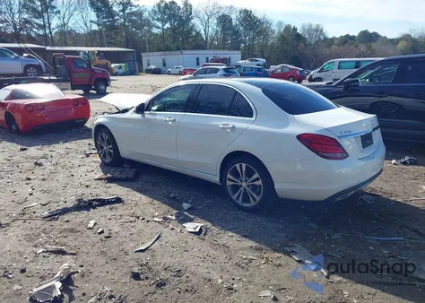 2015 Mercedes-Benz C 300 4Matic z USA, uszkodzony, nr VIN 55SWF4KB5FU033583